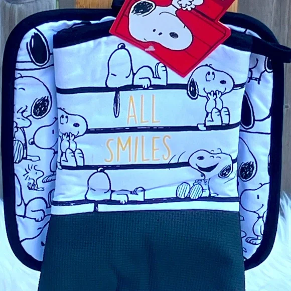 Peanuts Snoopy Oversized Oven Mitt & Pot Holder Set - Picture 2 of 4